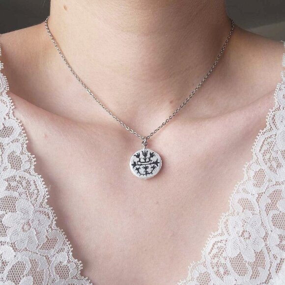 Vintage gothic abstract floral witch necklace with a small silver chain - Picture 2 of 11